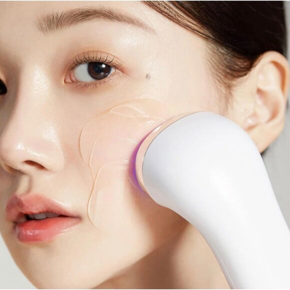 Medicube Age-R Ussera Korean Collagen Stimulating Skin Tightening Device - Picture 3 of 4